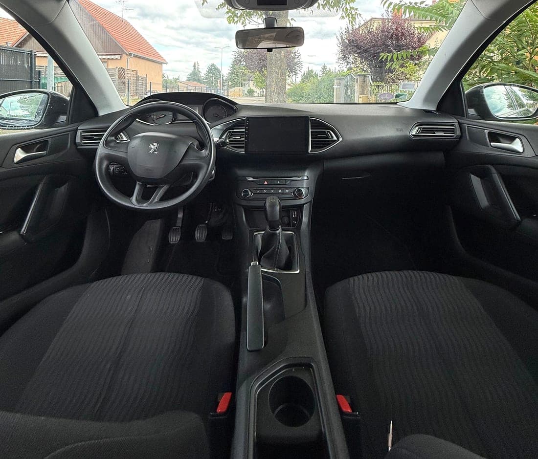 Intérieur d’une Peugeot 308 : volant, planche de bord et sièges avant
